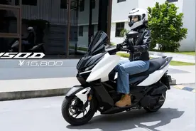 升仕憋了两款150水冷小踏板，运动巡航双画风，售价都是15800元图片