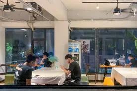 长住青年旅社的深圳人：不到30一晚，有人一住1年图片