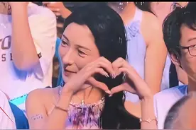 薛之谦演唱会眼镜哥直播澄清，两人早已分手，演唱会全程AA制图片