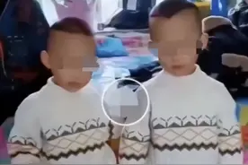 亲妈带双胞胎坐三轮车，一孩触动开关启动三轮车翻车坠河，双胞胎死亡图片