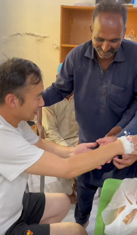 巴铁小飞:中国小伙在巴基斯坦当村长,不担当任何捐钱感动全网