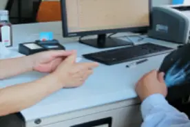 大爷手指得了骨性关节炎，是因为用手过度？图片
