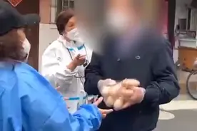 上海一大爷因对物资分配不满，与防疫人员发生争执后怒摔三盒鸡蛋图片