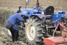 靠20马力的单缸发动机，拖动货物无上限！中国拖拉机为何这么迷？图片