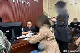 女子在警车上挨打，脱鞋伤对方被判刑，是赤裸裸的黑白颠倒图片