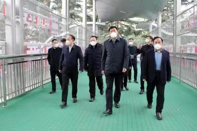 中国平煤神马集团总医院过街天桥电梯正式启用——平顶山市城市管理局党组书记娄文奇参加竣工典礼仪式