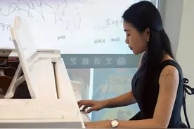 广东音乐女老师走红，衣领太低、裙摆大开，同学们无法“静心”图片