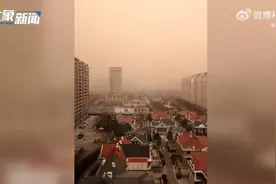 内蒙古多地开启一键天黑模式，天空由白色变成土黄！图片
