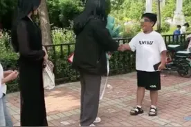 妈妈回应陪12岁儿子与相识4年的女网友“奔现”：对方比儿子大10岁，互换了礼物，还一起吃了晚饭图片