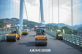 贵金高速金烽乌江大桥完成桥面铺装，预计年底通车图片
