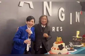 吴君如为60岁陈可辛庆生，曾华倩携子现身，儿子身高1米91太瞩目图片