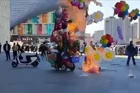 哈尔滨商场门口卖气球商贩互殴，竟直接点燃氢气球图片