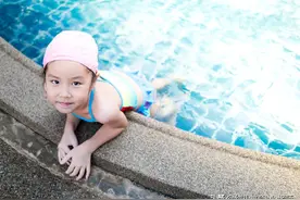 孩子几岁可以学游泳？请收下这些夏季学游泳安全小提示图片