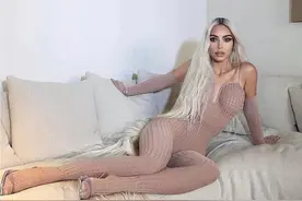 卡戴珊穿破洞连体衣秀身材，躺沙发望镜头眼神勾人，S型曲线迷人图片