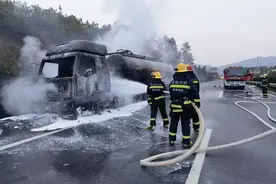 槽罐车突发大火，装载35吨盐酸！图片