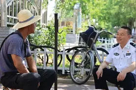 这个民警，牛劲儿十足！图片