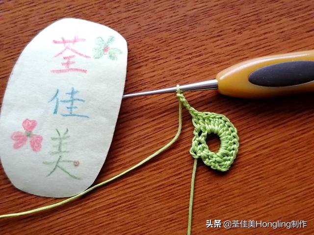 远方喜欢在银杏树下漫步的人,为你钩织了两片银杏叶哟