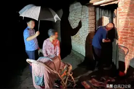 “就算大雨让整座城市颠倒，我们给你怀抱”图片
