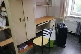 大四学长退寝后，在墙上留下了自己的“老婆”，这让学弟怎么办？图片