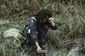 拾荒大叔捡到女乞丐当老婆，多年后警察找上门：该女21年前已去世图片