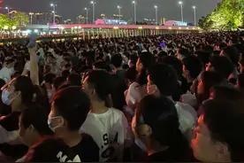 香港天后广州举办演唱会，场外聚集近10万人，比周杰伦演唱会夸张图片