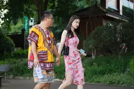 笑死，南充网红模仿太古里街拍，衣服都穿错了！图片