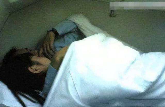 16岁少女坐火车硬卧被侵犯，男子被抓后狡辩称：我就蹭了蹭没进去