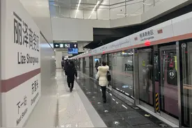 地铁14号线今天全线贯通，北京西南部到东北部一线直达图片