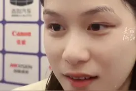 新晋泳池女神火遍外网！长相混血惹争议，肤白貌美自称纯正中国人图片