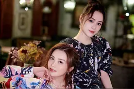 阿娇真瘦了！穿印花裙没赘肉坐餐桌拍片仪态满分，脸上还有婴儿肥图片