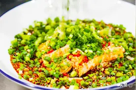 川味葱拌兔肉，好吃的关键在料汁，这样做麻辣鲜香，兔肉葱香十足图片