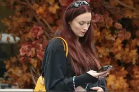 权游三傻挺孕肚出门，26岁的她都怀二胎了，外表憔悴引网友热议图片