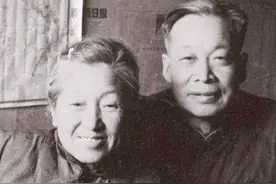 钱三强的妻子去买菜，小贩说：老太太，冬笋很贵，买不起就不要碰图片