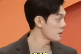 韩国男主持人直播时突然流鼻血仍淡定播报，转头时血流到下巴：我没事，看起来哪不舒服吗？图片