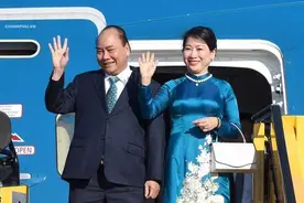 越南第一夫人罕见穿时装！绿色大衣配花头巾，传统奥黛更有女人味图片