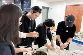 黄晓明陪父母过冬至，5岁小海绵擀面皮包饺子，三代同框好有爱图片
