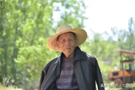 89岁爷爷童年学艺常挨打，师徒面对面跪地上，啥时候学会才许吃饭图片