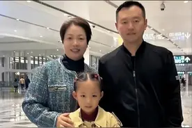 50岁还打光棍的孔令辉被偶遇，被国乒辞退后面容老态，现状唏嘘图片