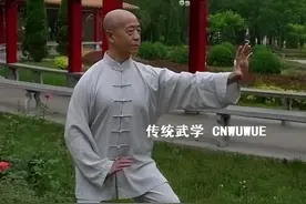 如何练活脊柱：脊柱一节一节的动开（脊椎打浪）图片
