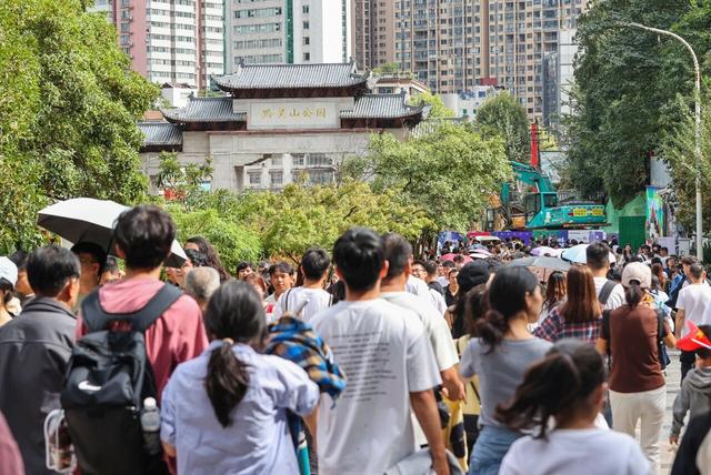 国庆首日接待游客近七万人次！黔灵山公园人气火爆