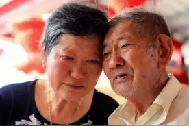 14年，江苏女子台湾寻亲，搀扶102岁老兵父亲却被推开：不要骗我图片