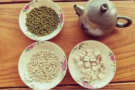 大便粘马桶湿气重？排便出现这几个问题，请及时检查图片