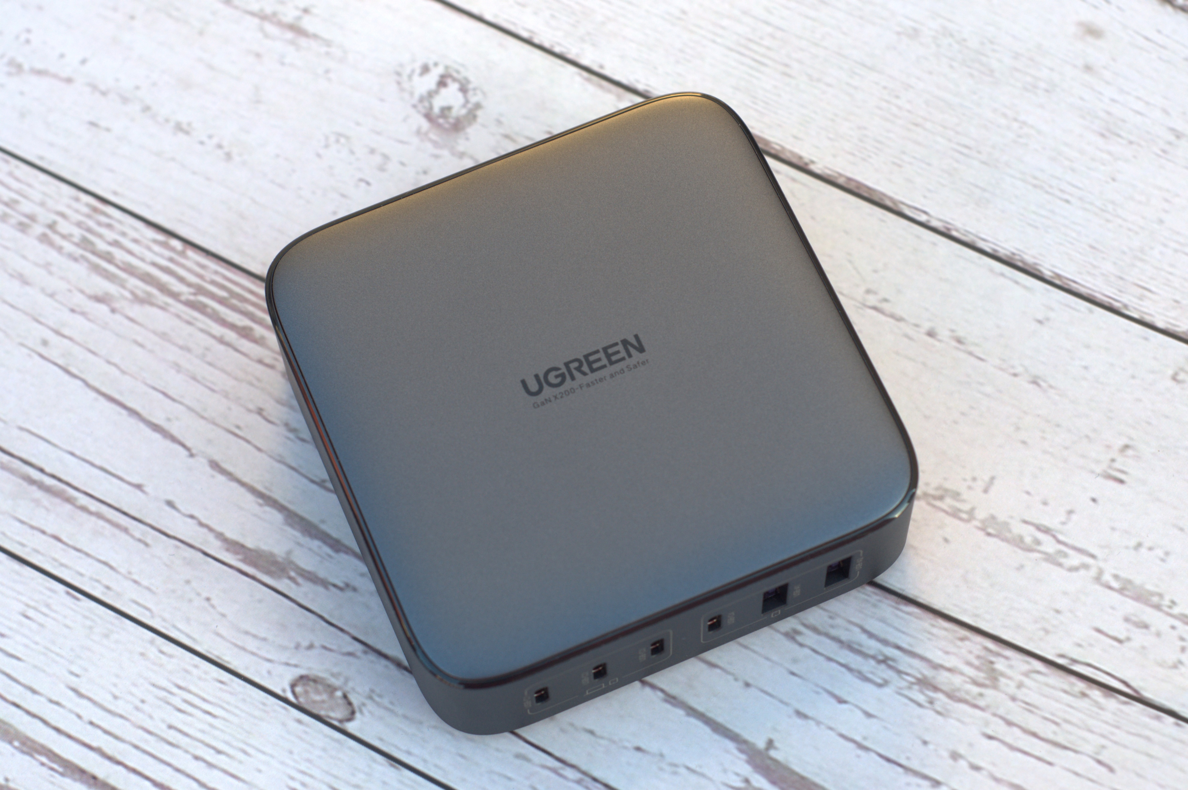 让桌面化繁为简，绿联200W氮化镓充电器就有这个魔法