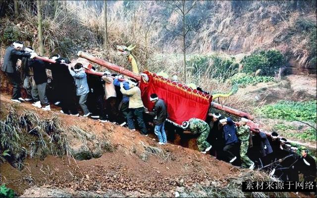 八月起，土葬、火葬一刀切中央一号文：正确推行农村殡葬改革