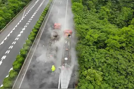 28吨盐酸槽罐车泄漏，白色烟雾弥漫图片