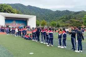 中考体育项目攻略丨足球运球绕杆、平行梯攀移这样练图片