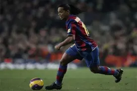 被称为“足球精灵”，曾是顶级球星的小罗，他是如何把自己玩废的图片