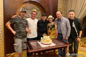 元彪64岁庆生画面曝光，4位大咖现场送祝福，每一张面孔都是回忆图片