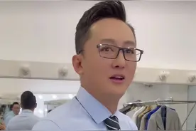 知名主持人程成胖20斤！衣服太紧勒出4层赘肉，49岁仍未婚无儿女图片