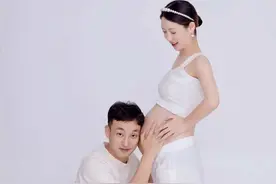 民警带怀孕女人产检偶遇妻子，场面尴尬，此时无声胜有声图片